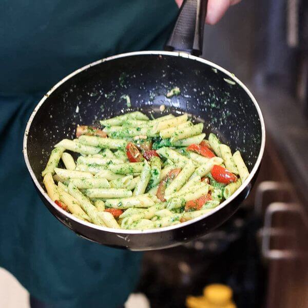 Penne mit frischem Pesto in der Pfanne