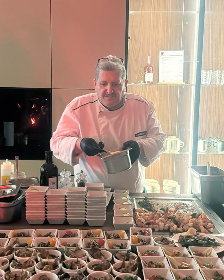 Giacomo Fratantonio richtet Fingerfood und Häppchen für ein Catering an