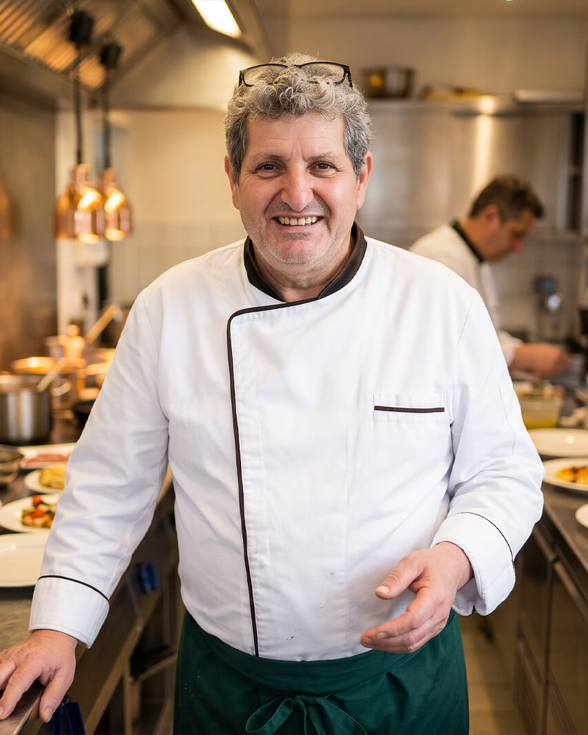 Giacomo Fratantonio lacht in seiner Küche in Ratingen